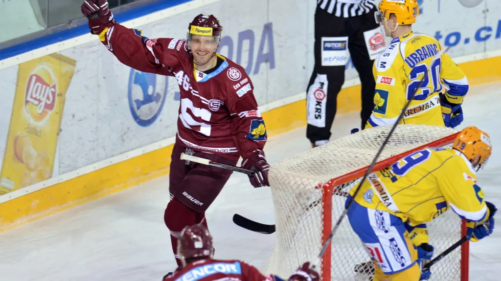 Slavící Petr Kumstát v zápase se Zlínem