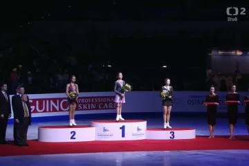 Medailový ceremoniál po závodu krasobruslařek