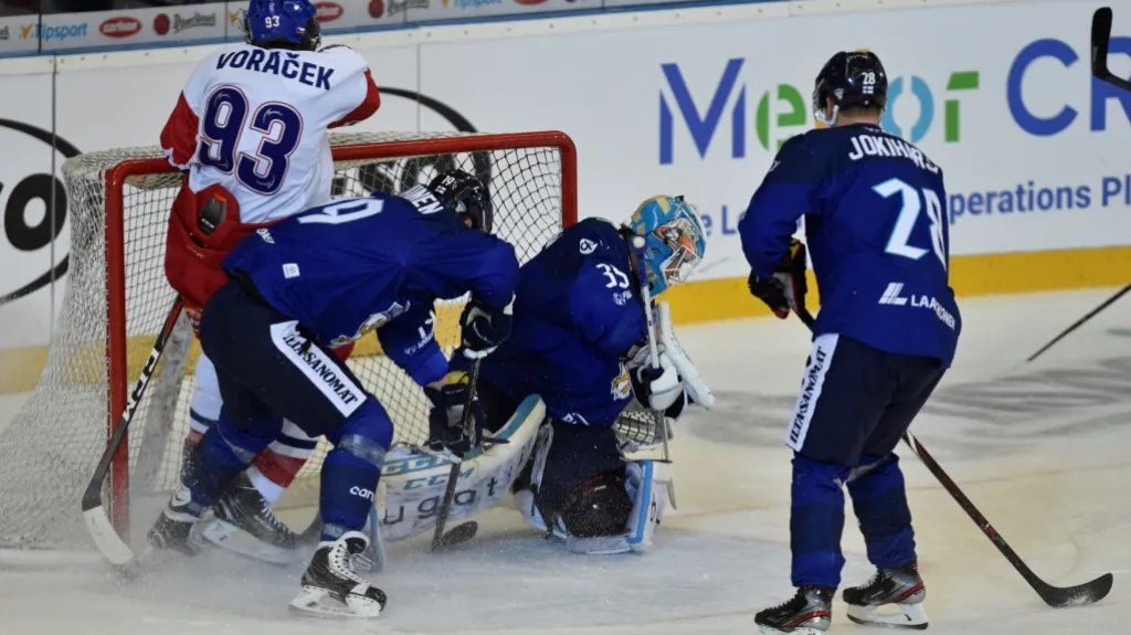 Jakub Voráček marně dotírá na finského brankáře Jussiho Olkinuoru