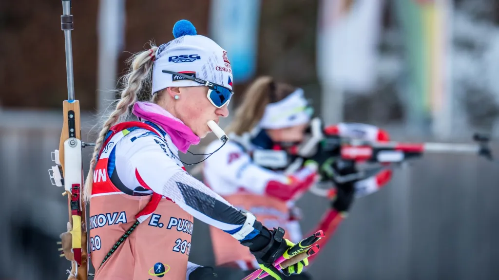 Eva Kristejn Puskarčíková s "tatrankou" v puse při tréninku v Ruhpoldingu
