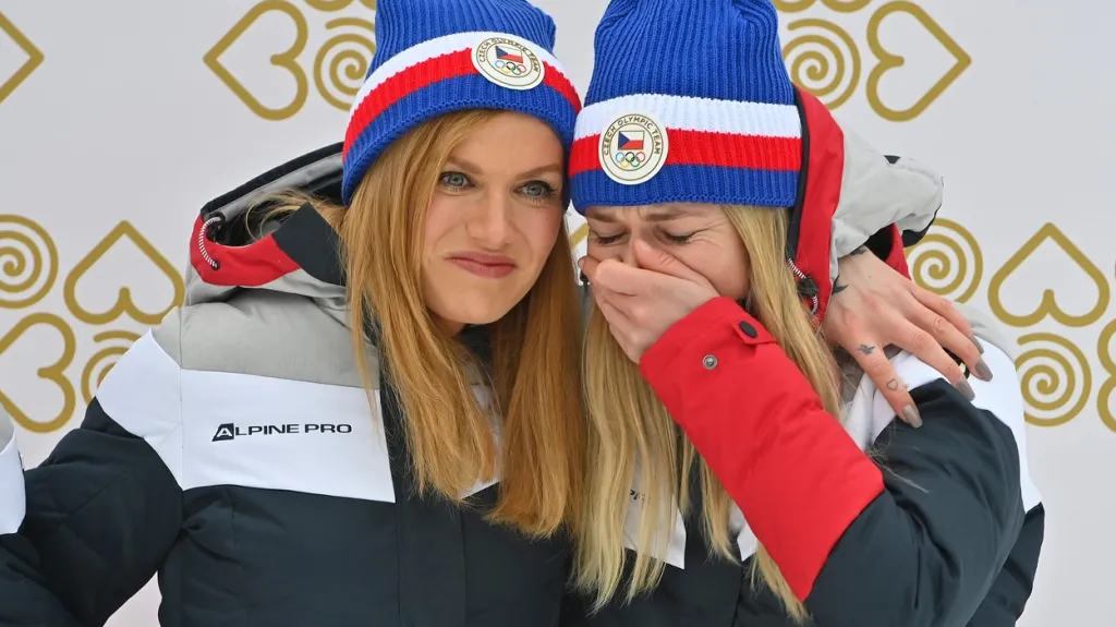 Eva Puskarčíková v objetí s Gabrielou Soukalovou