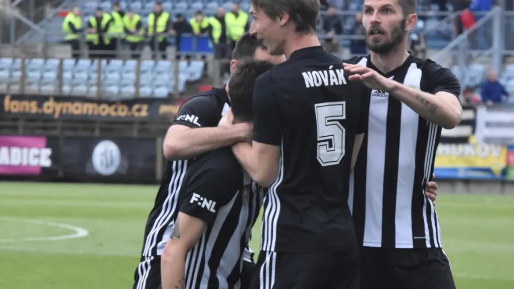 Radující se fotbalisté Českých Budějovic