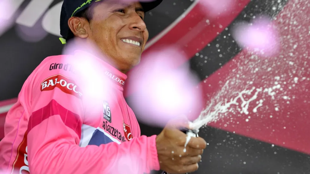 Nairo Quintana se šampaňským na pódiu