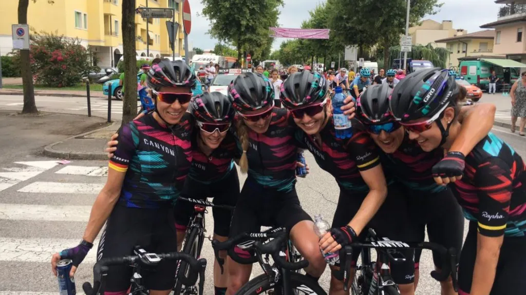 Radost Hannah Barnesové a jejího týmu Canyon SRAM Racing