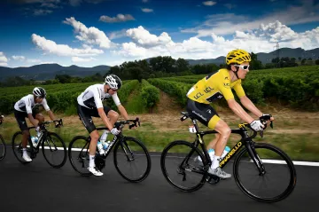 Tým Sky v čele s Geraintem Thomasem ve žlutém dresu