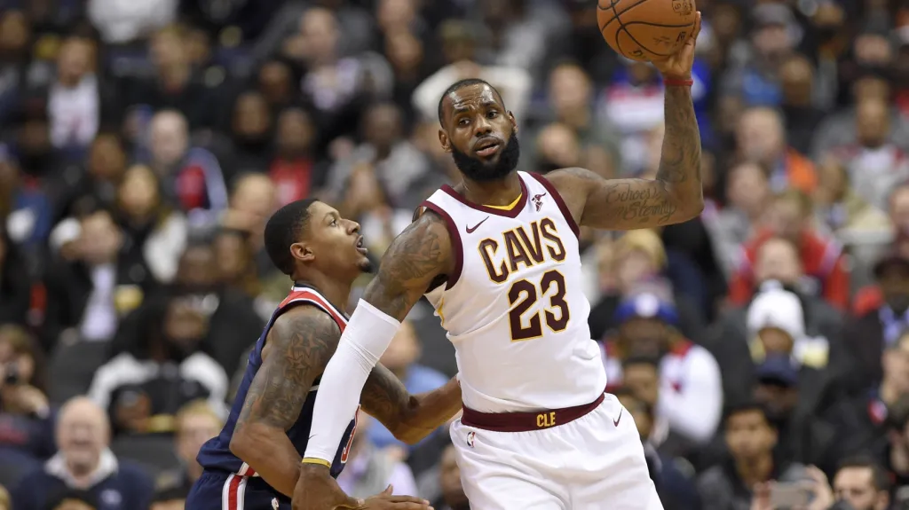 LeBron James z Clevelandu (vpravo) v utkání z Washingtonem