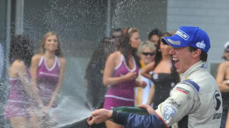 Jezdec formule Reanult Esteban Guerrieri z Argentiny slaví vítězství na Masarykově okruhu v Brně.