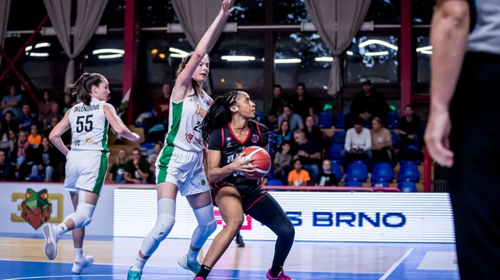 Emma Čechová z celku Žabiny Brno brání soupeřku z francouzského týmu Flammes Carolo