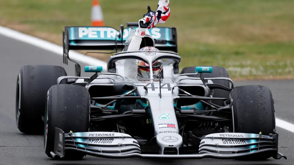 Lewis Hamilton oslavil šesté vítězství na Silverstonu