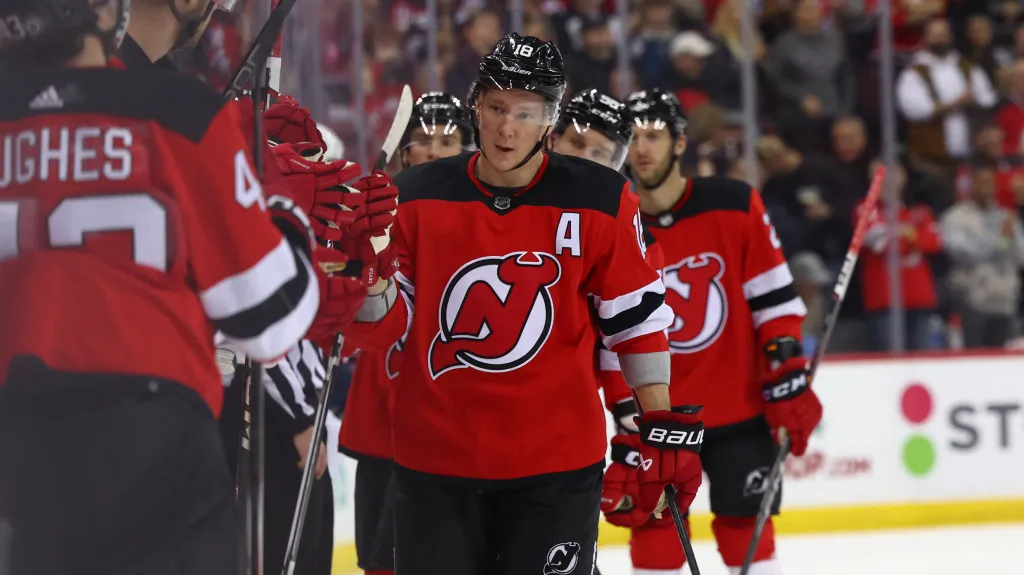 Ondřej Palát slaví se spoluhráči z New Jersey Devils