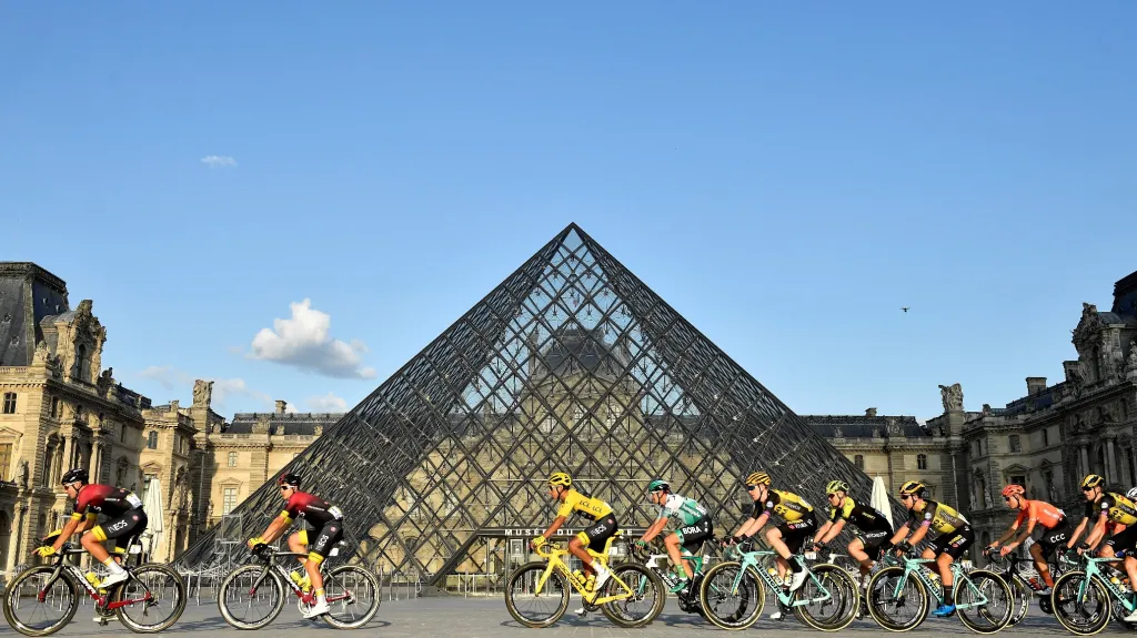 Cyklisté na Tour de France projíždí kolem muzea Louvre