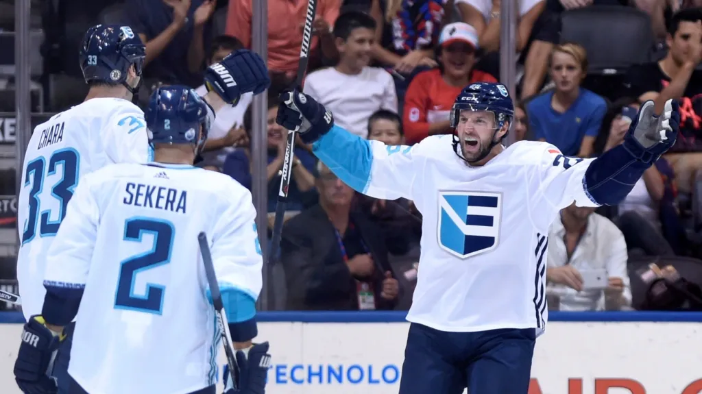 Thomas Vanek (vpravo) se raduje z gólu