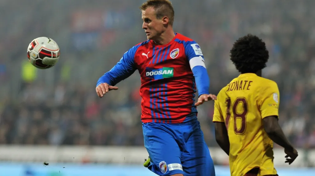 David Limberský z Plzně (vlevo) v utkání se Spartou