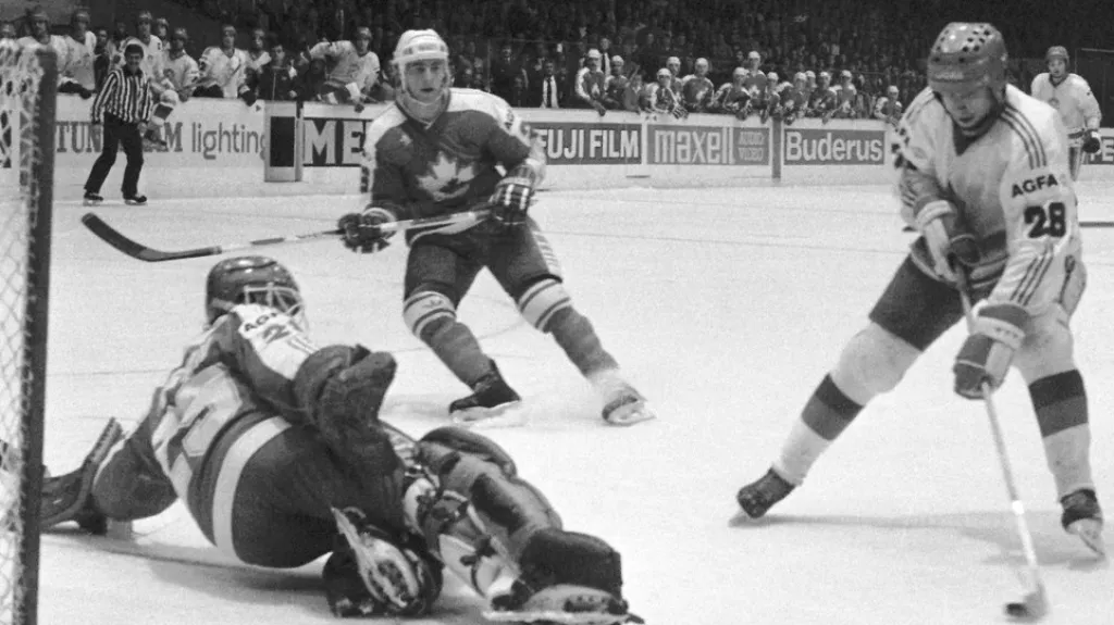 Jiří Šejba překonává brankáře Patricka Riggina