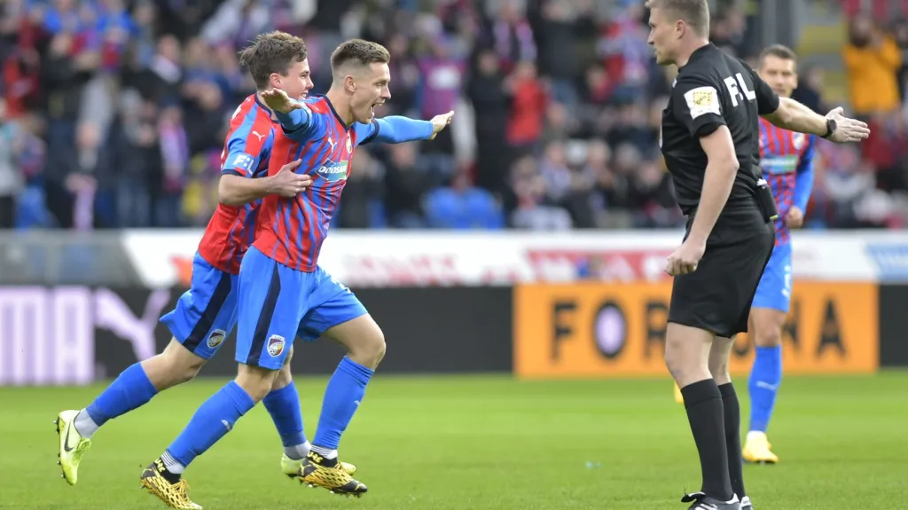 Lukáš Kalvach s Pavlem Buchou oslavují gól Plzně