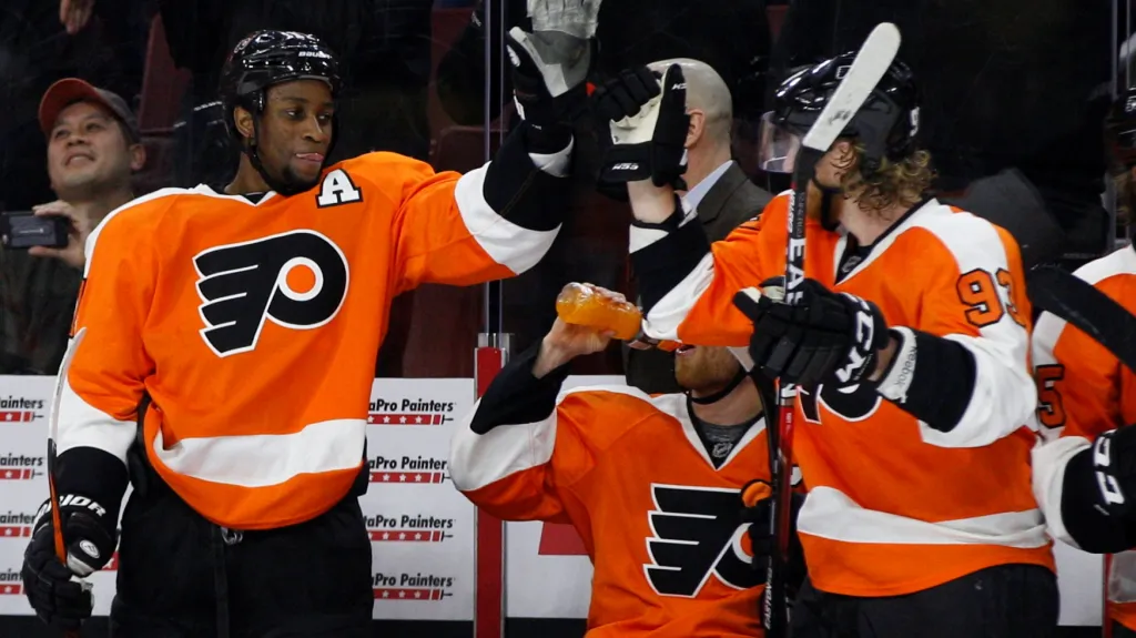 Jakub Voráček (vpravo) slaví gól se svým spoluhráčem z Philadelphie Waynem Simmondsem