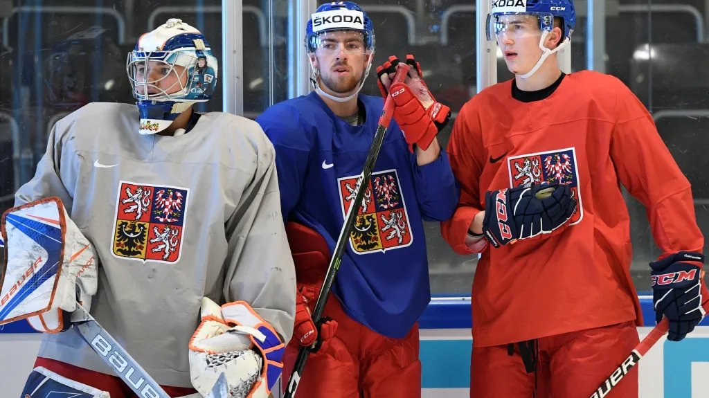 Dominik Hrachovina se spoluhráči na tréninku 