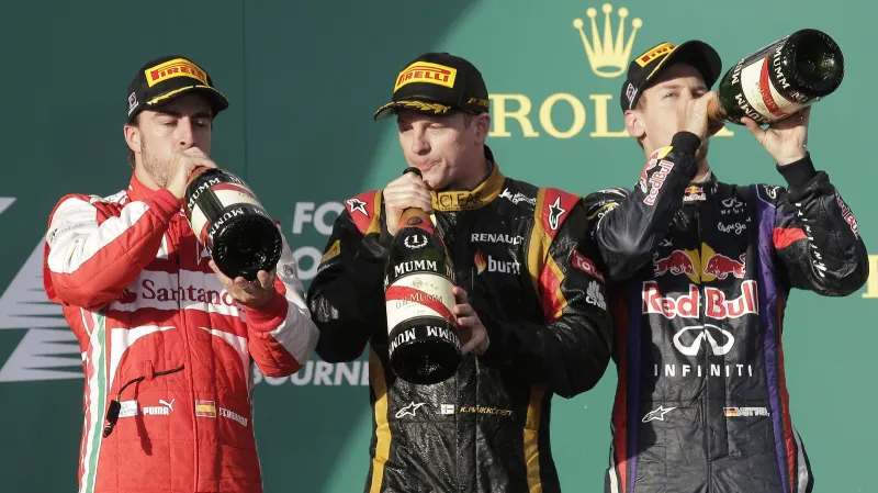 Tři nejlepší jezdci VC Austrálie. Zleva: Druhý v cíli Fernando Alonso, vítězný Kimi Räikkönen a třetí Sebastian Vettel