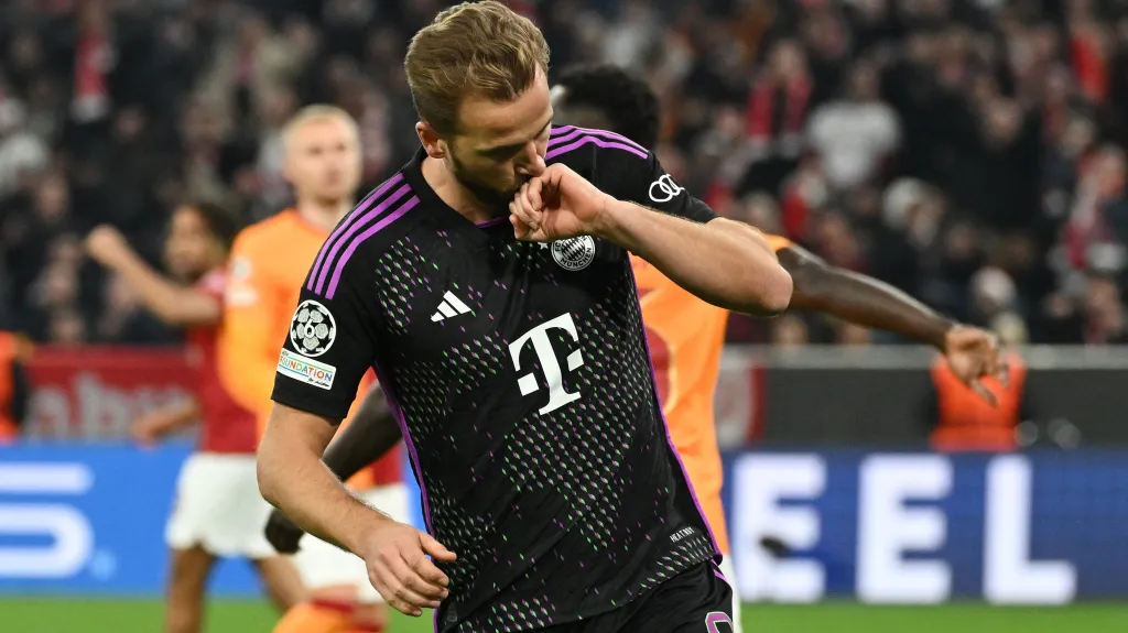 Harry Kane z Bayernu oslavuje gól v Lize mistrů