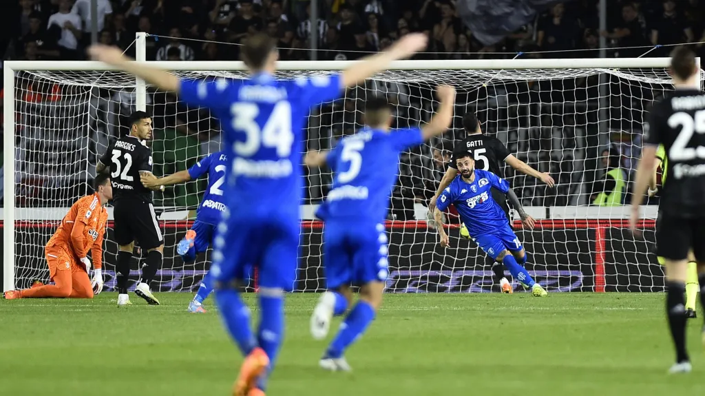 Fotbalisté Empoli oslavují gól v síti Juventusu
