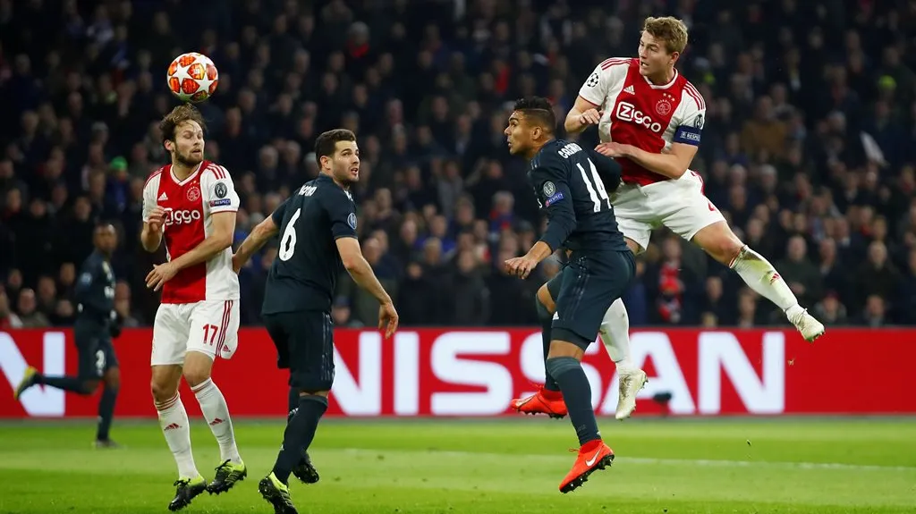 Matthijs de Ligt z Ajaxu v hlavičkovém souboji s Casemirem z Realu Madrid