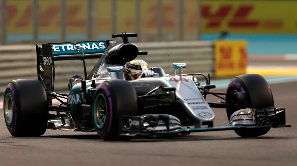 Lewis Hamilton na okruhu v Abú Zabí