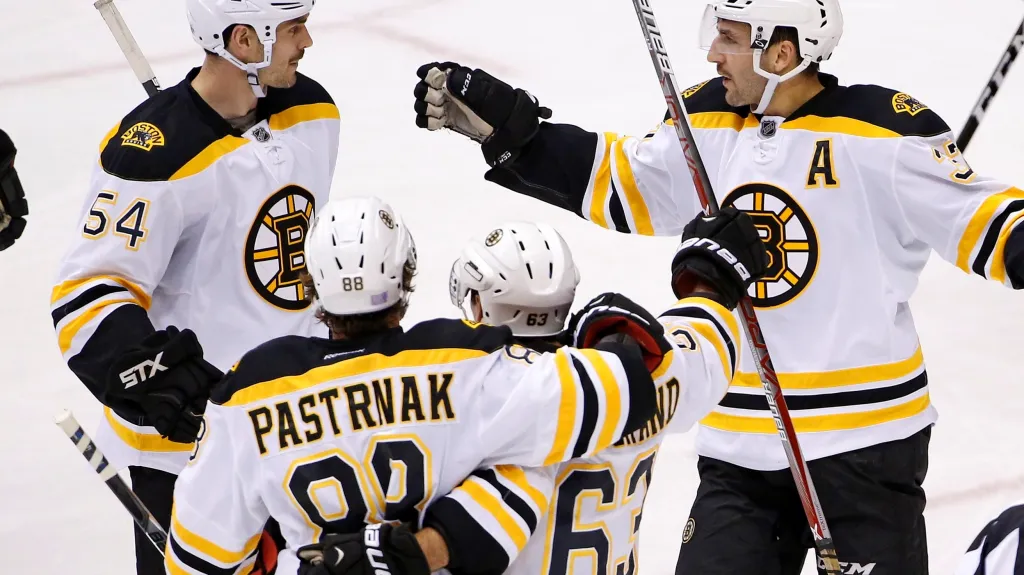 David Pastrňák slaví se spoluhráči vstřelenou branku