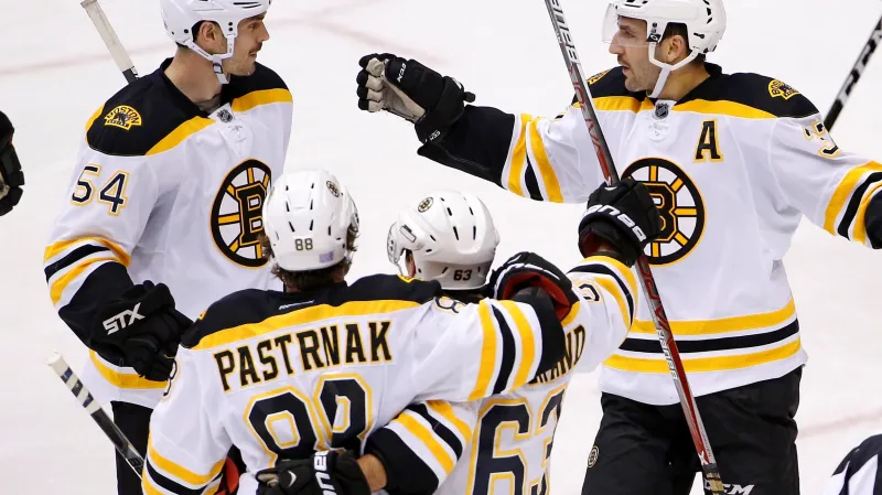 David Pastrňák slaví se spoluhráči vstřelenou branku