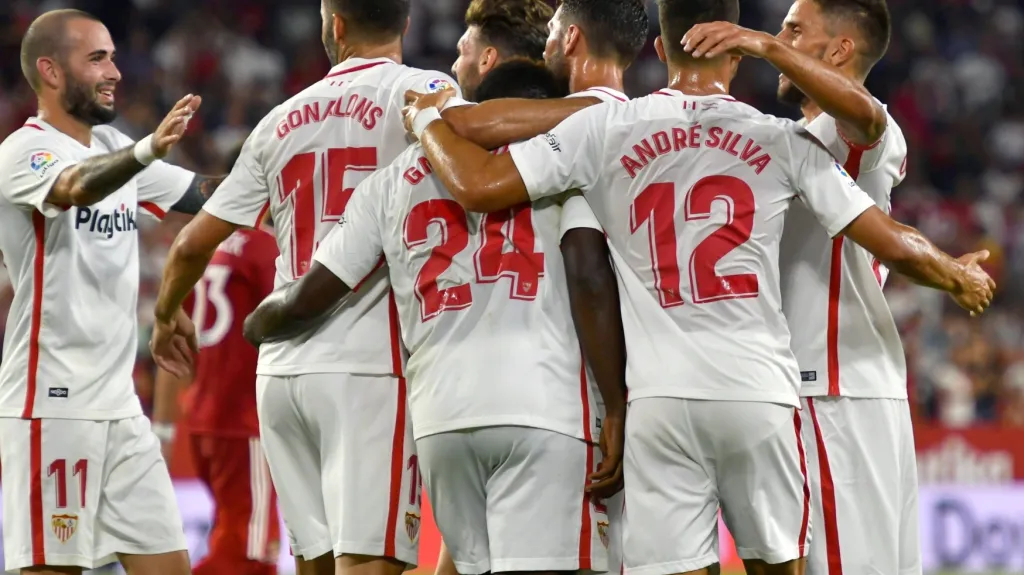 Fotbalisté Sevilly slaví gól v síti Olomouce