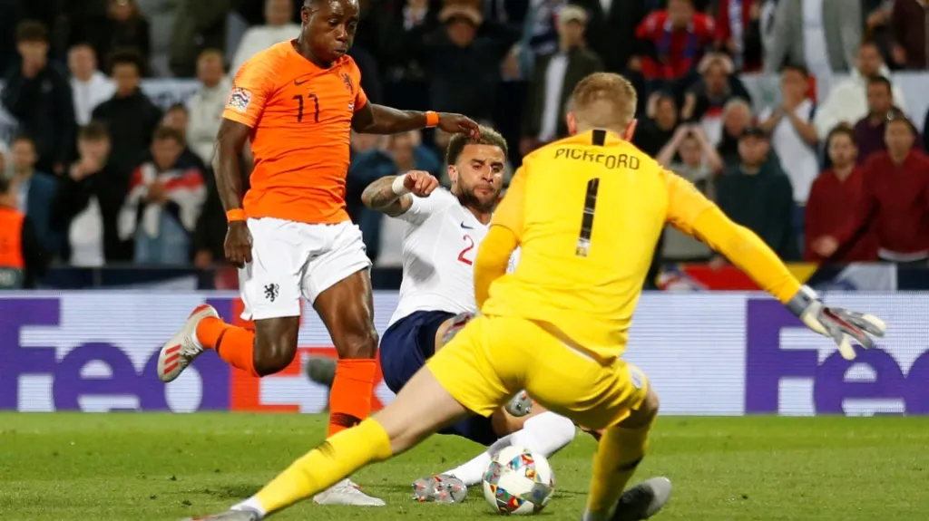 Kyle Walker (č. 2) střílí vlastní gól do sítě Anglie v utkání proti Nizozemsku