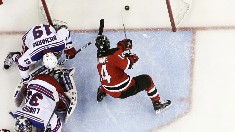 Adam Henrique střílí vítěznou branku