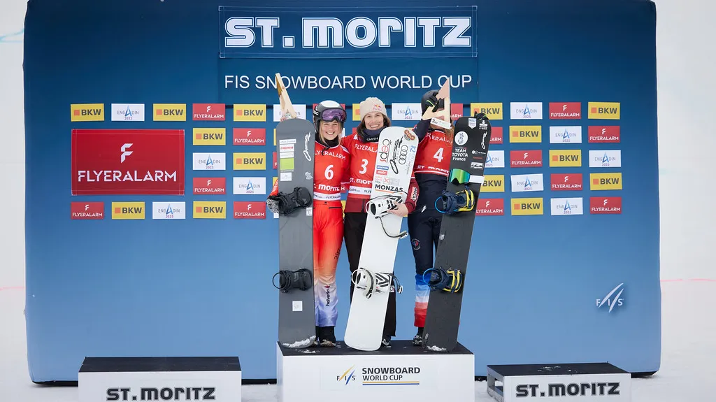 Eva Adamczyková (uprostřed) na stupních vítězů ve Svatém Mořici