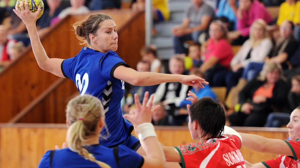 Česká reprezentantka Martina Crhová střílí v zápase proti Bělorusku na turnaji v Chebu