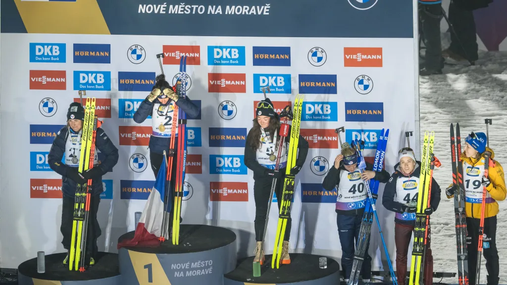 Slavnostní vyhlášení vítězek sprintu na MS: čtyři FRancouzky a pátá zleva Baiba Bendiková