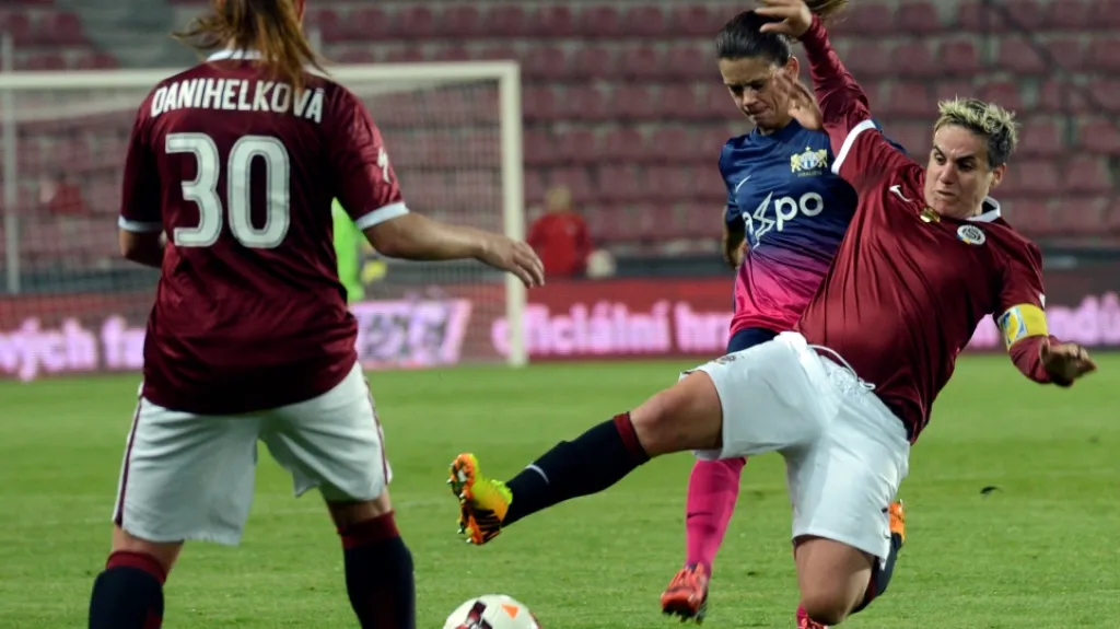 Nikola Danihelková (vlevo) a Iva Mocová ze Sparty a Marina Kellerová z Curychu