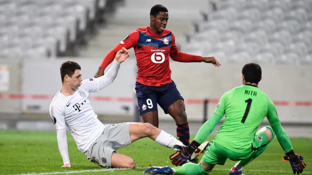 Sparťan Ladislav Krejčí mladší ve skluzu v utkání proti Lille
