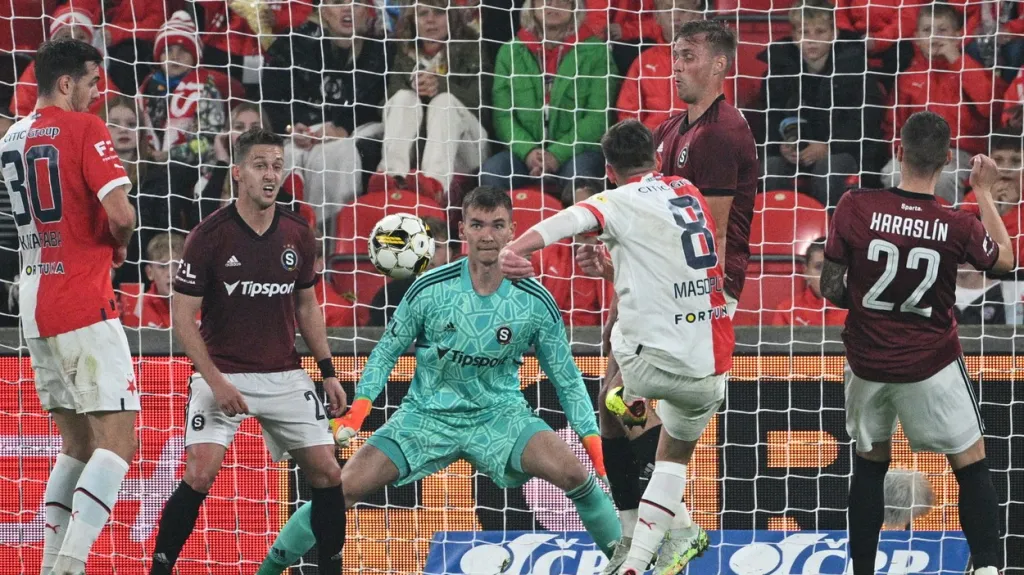 Lukáš Masopust dává gól v derby Spartě