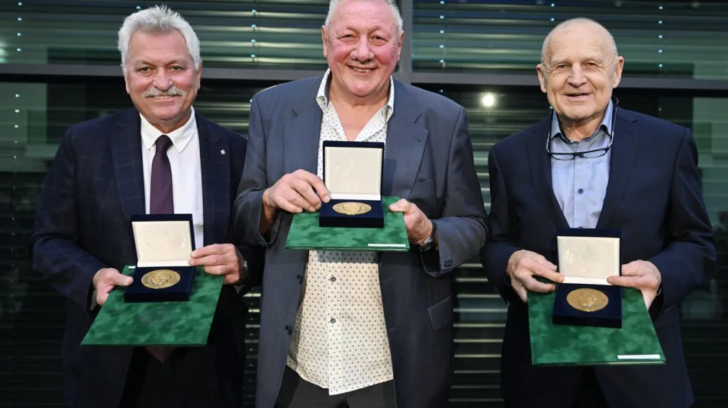 Laureáti hlavní ceny Václava Jíry: Petr Němec, Jiří Sedláček a Jaroslav Hřebík