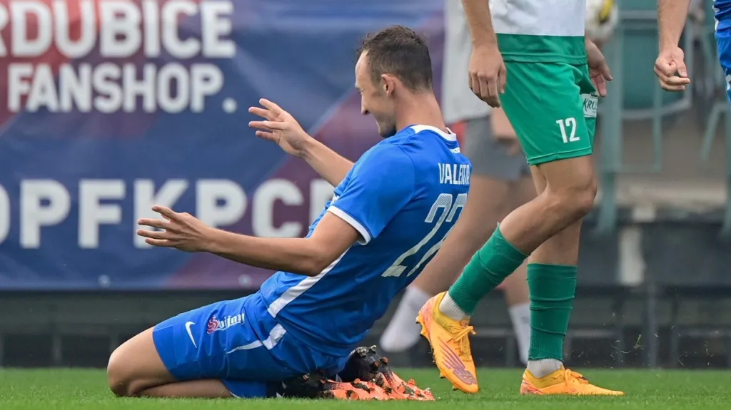 Matěj Valenta z Liberce na kolenou poté, co rozvlnil síť Bohemians