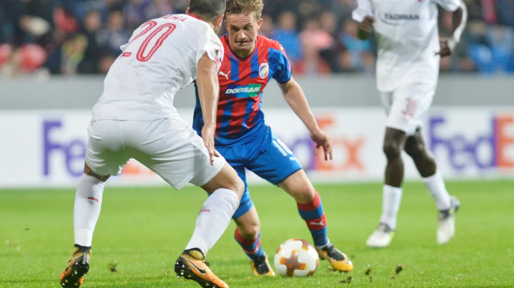 Plzeňský Jan Kopic se snaží projít přes obránce v utkání s Hapoelem Beer Ševa
