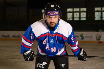 Lukáš Pulpán v retro dresu Sokolova