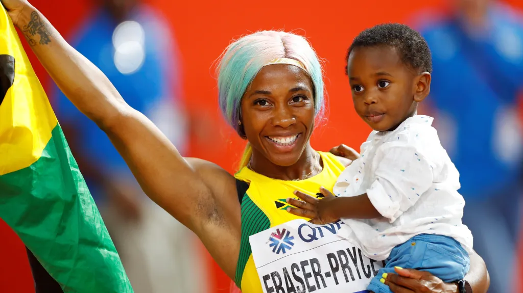 Jamajčanka Shelly-Ann Fraserová-Pryceová se raduje ze zlata na MS se synem