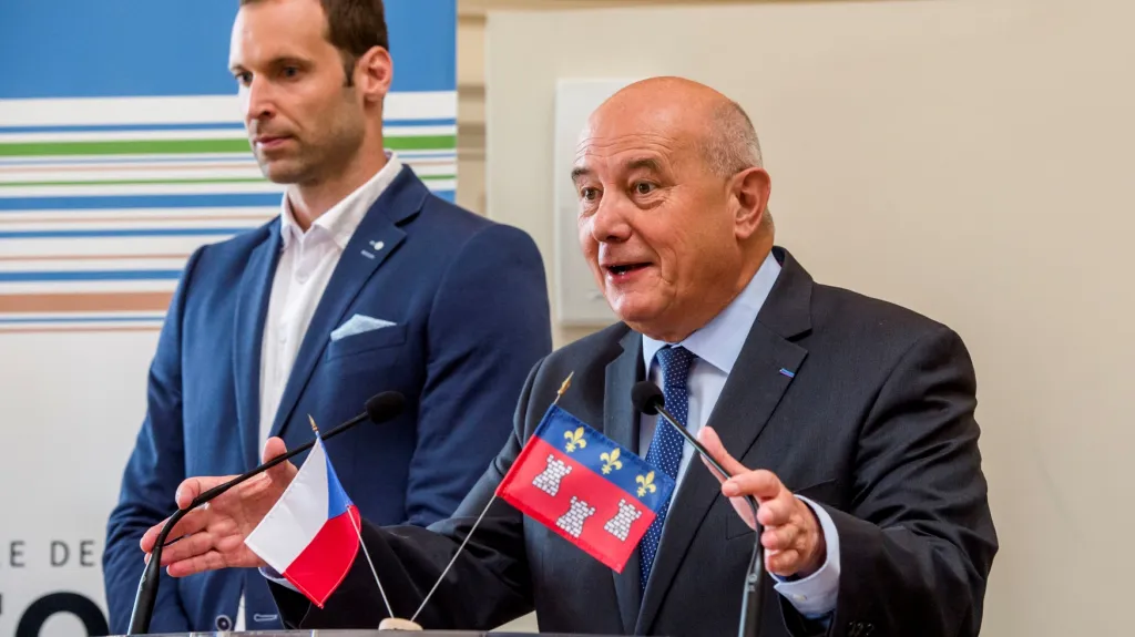 Starosta Tours Serge Babary při slavnostním přijetí českých fotbalistů na radnici