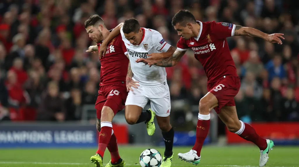 Alberto Moreno a Davinson Sanchez zastavují Wissama Ben Yeddera ze Sevilly