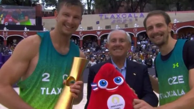 Předávání trofeje mistrům světa a česká radost Perušiče se Schweinerem