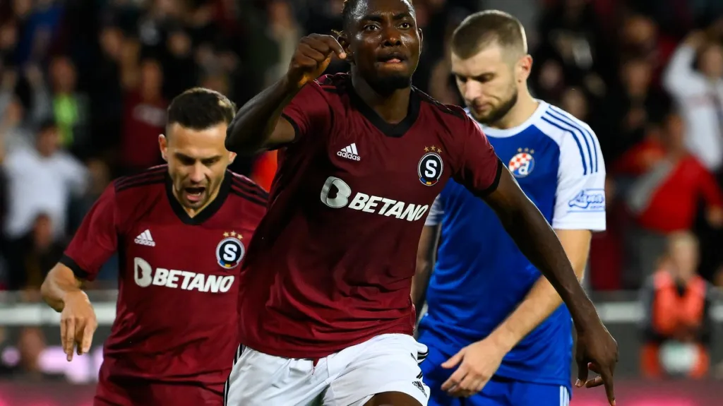 Victor Olatunji se raduje po gólu v brance Dinama Záhřeb