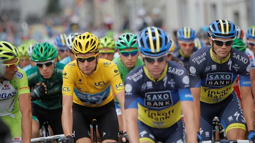 Bradley Wiggins ve žlutém trikotu uvnitř pelotonu