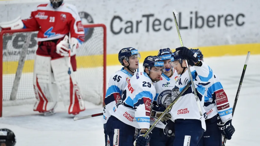 Hokejisté Liberce se radují v utkání proti Olomouci