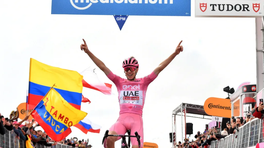 Tadej Pogačar v cíli 15. etapy Gira d'Italia