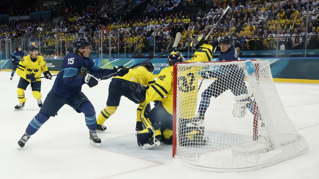 Finský útočník Anton Lundell v gólové situaci před švédskou brankou